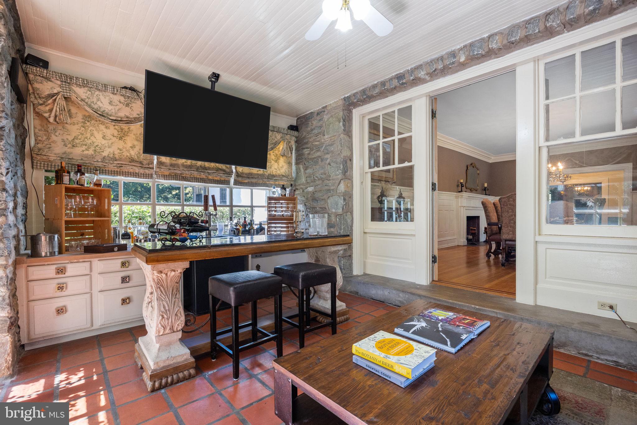 DELAVUE MANOR - Residential