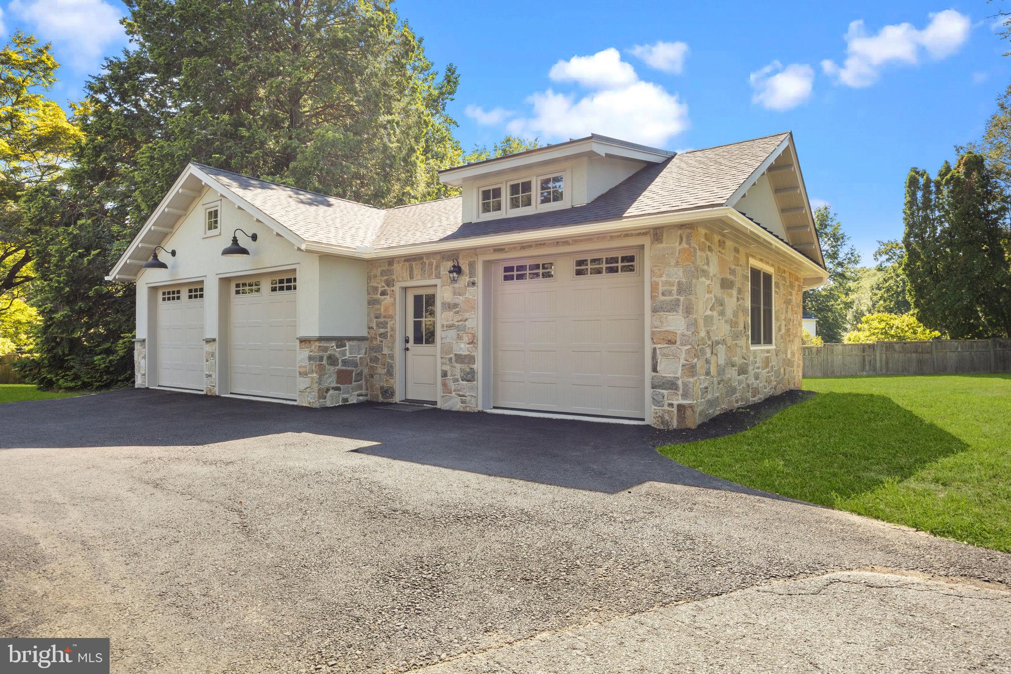 DELAVUE MANOR - Residential