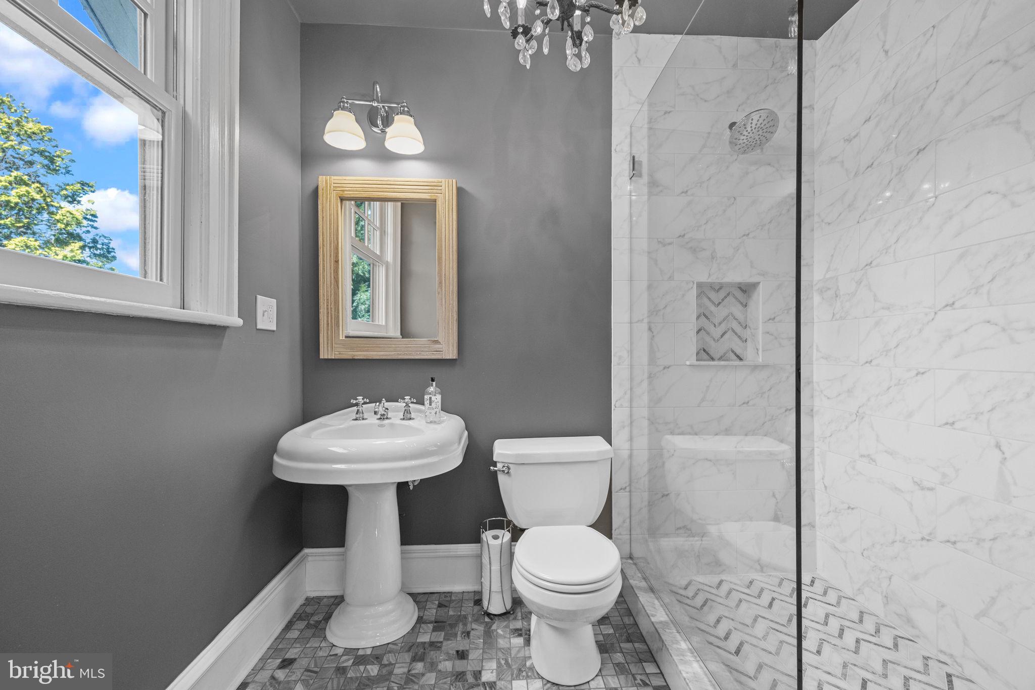 DELAVUE MANOR - Residential