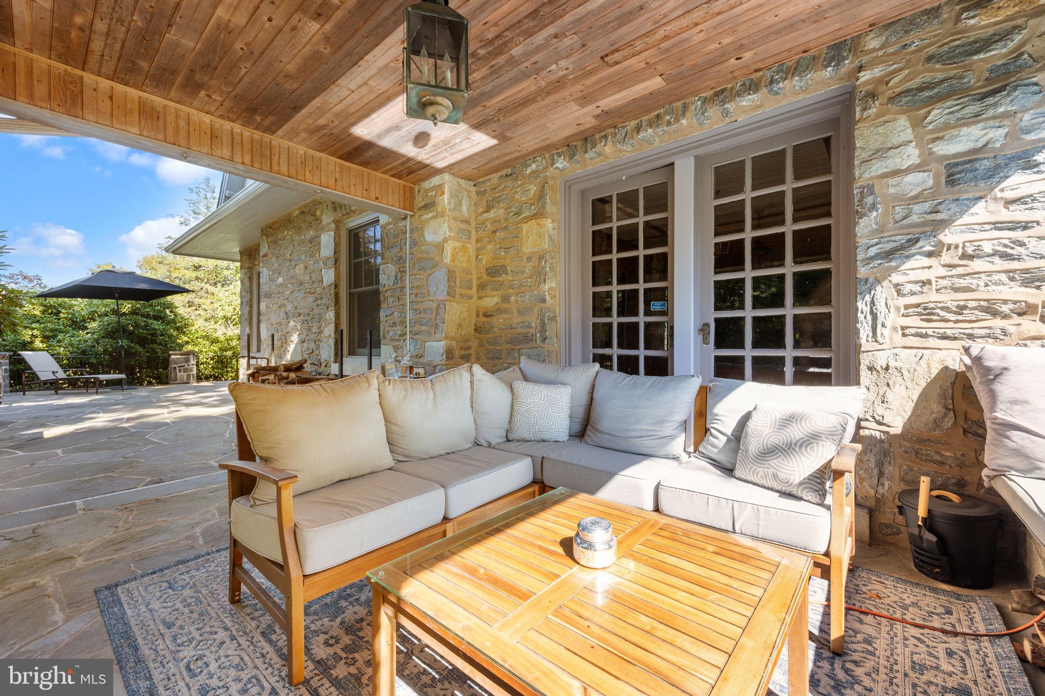 DELAVUE MANOR - Residential