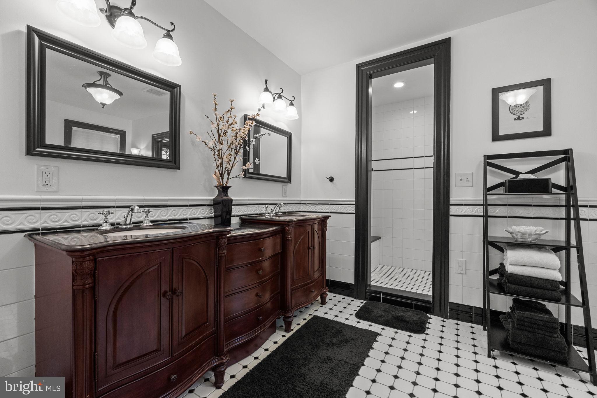 DELAVUE MANOR - Residential