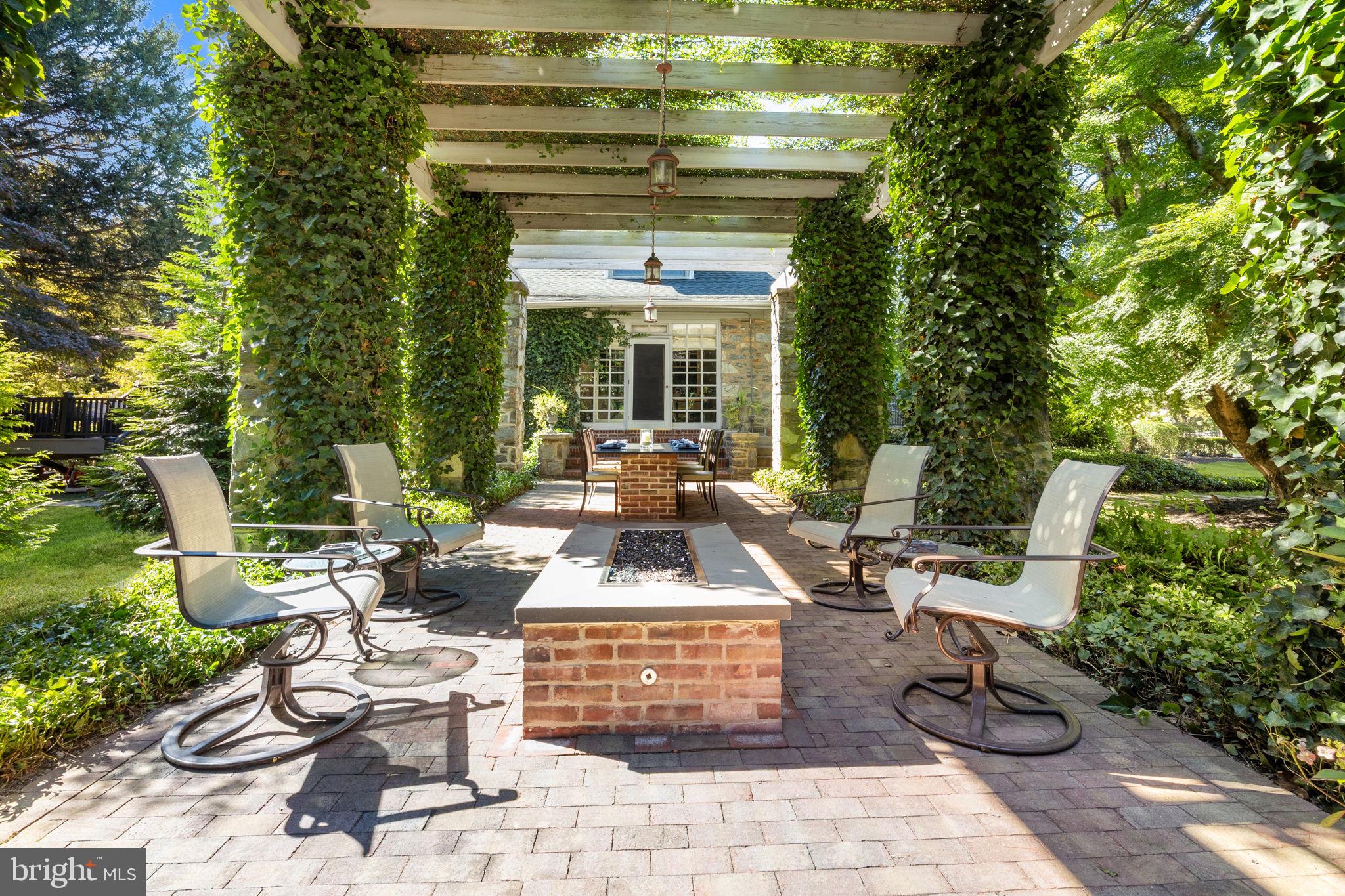 DELAVUE MANOR - Residential