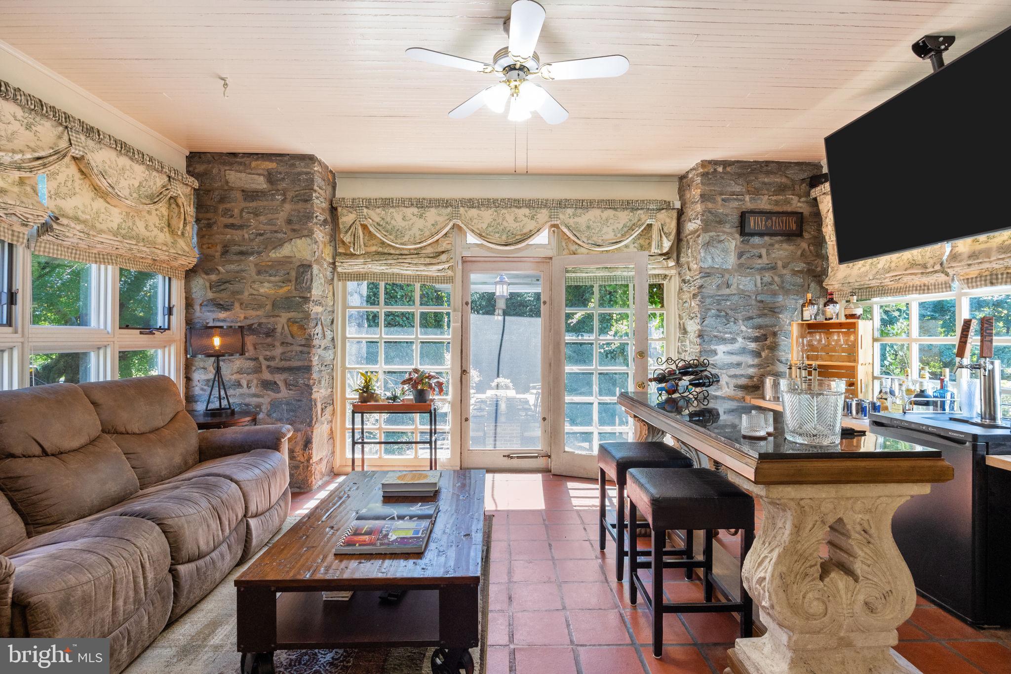 DELAVUE MANOR - Residential