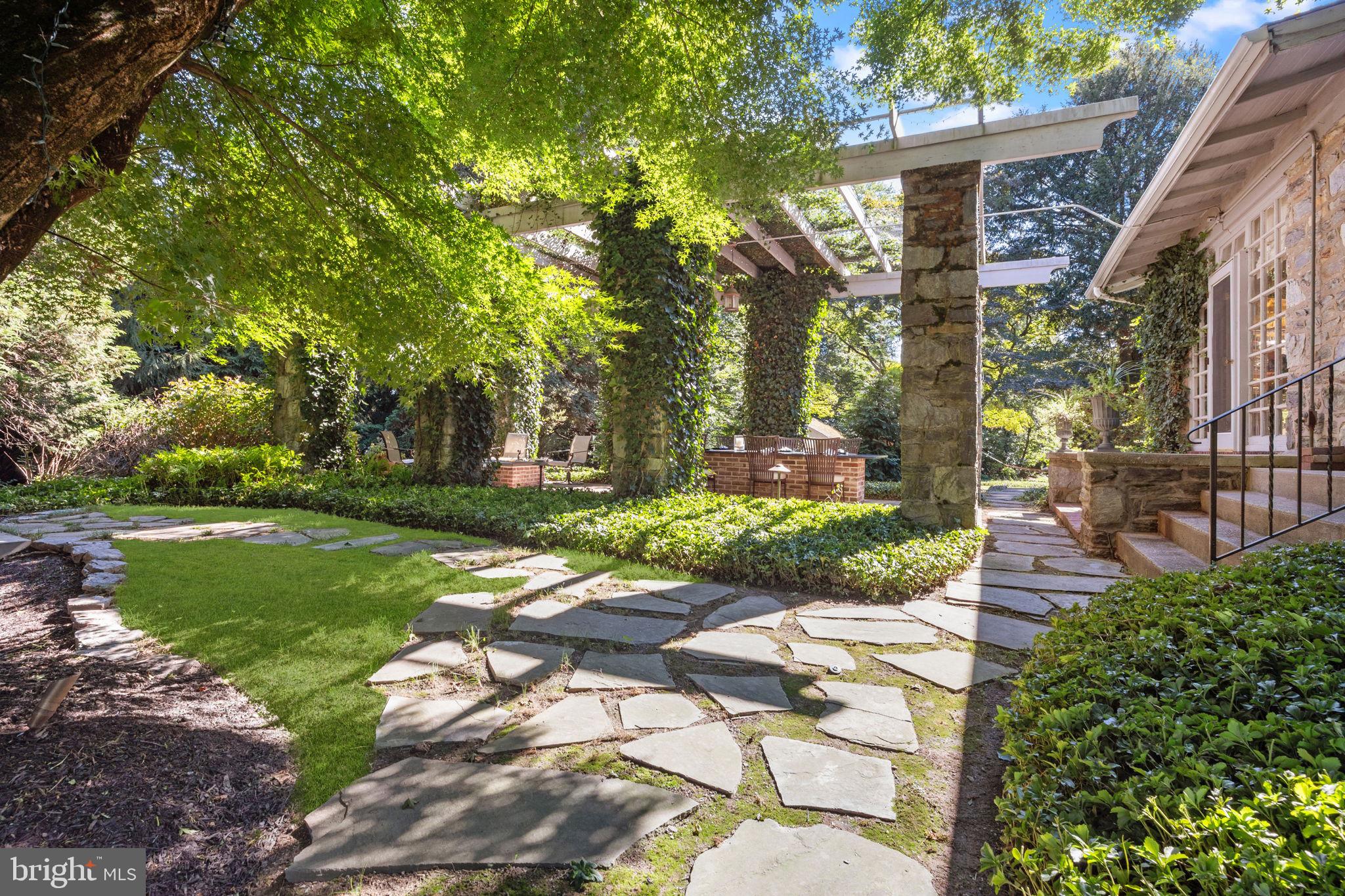 DELAVUE MANOR - Residential