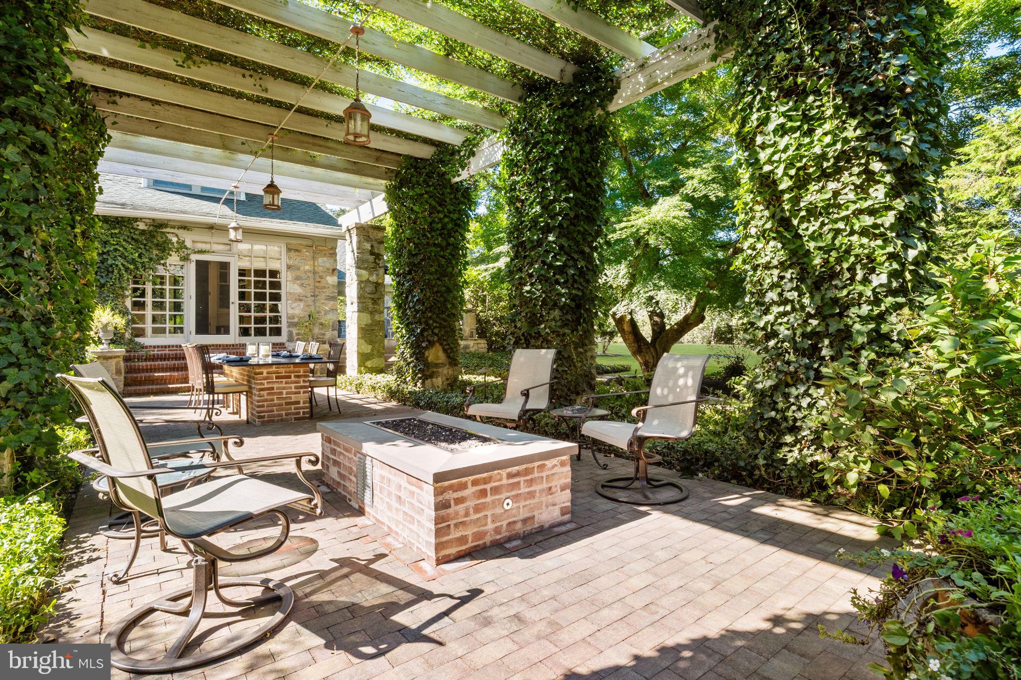 DELAVUE MANOR - Residential