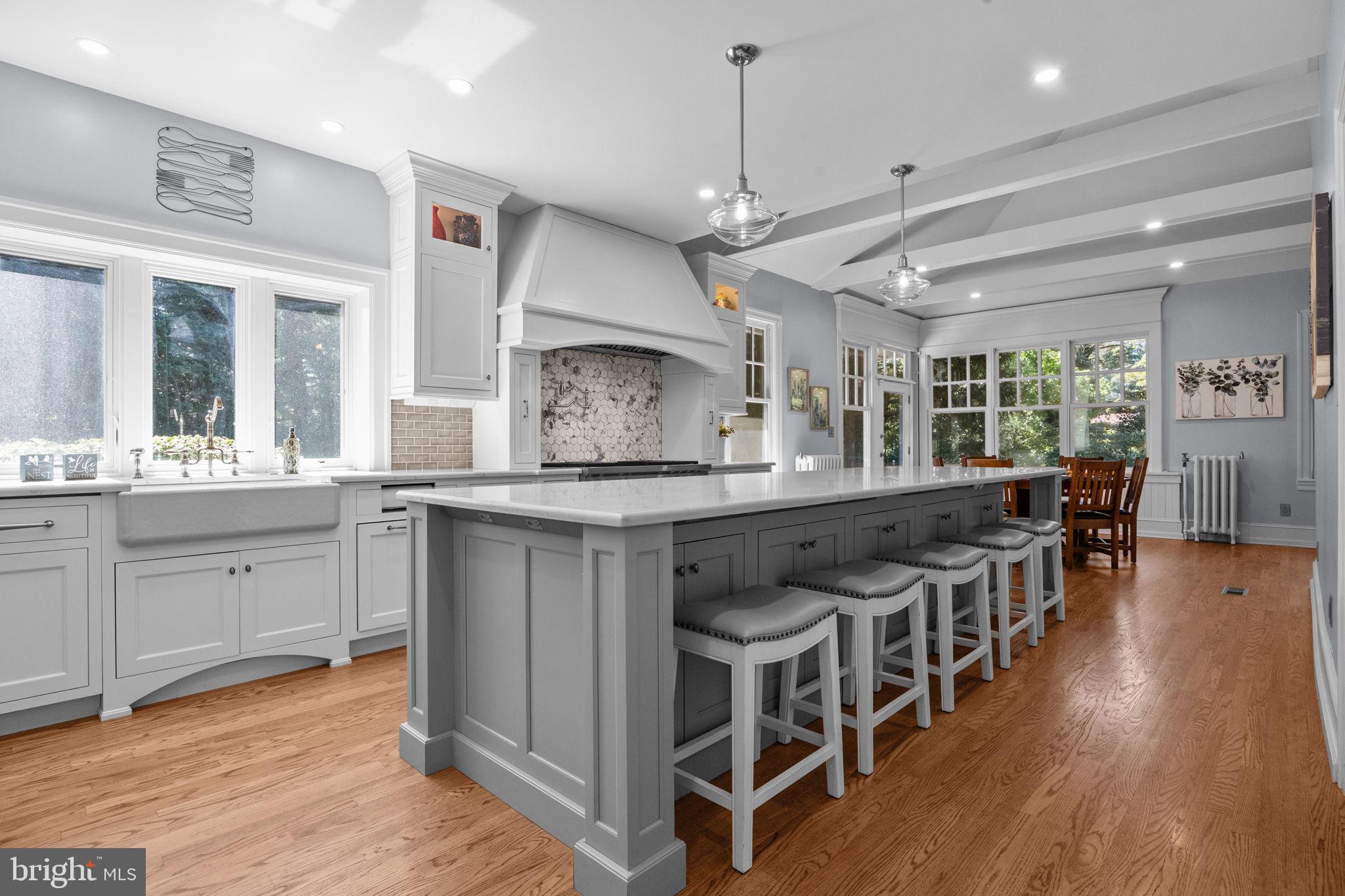 DELAVUE MANOR - Residential