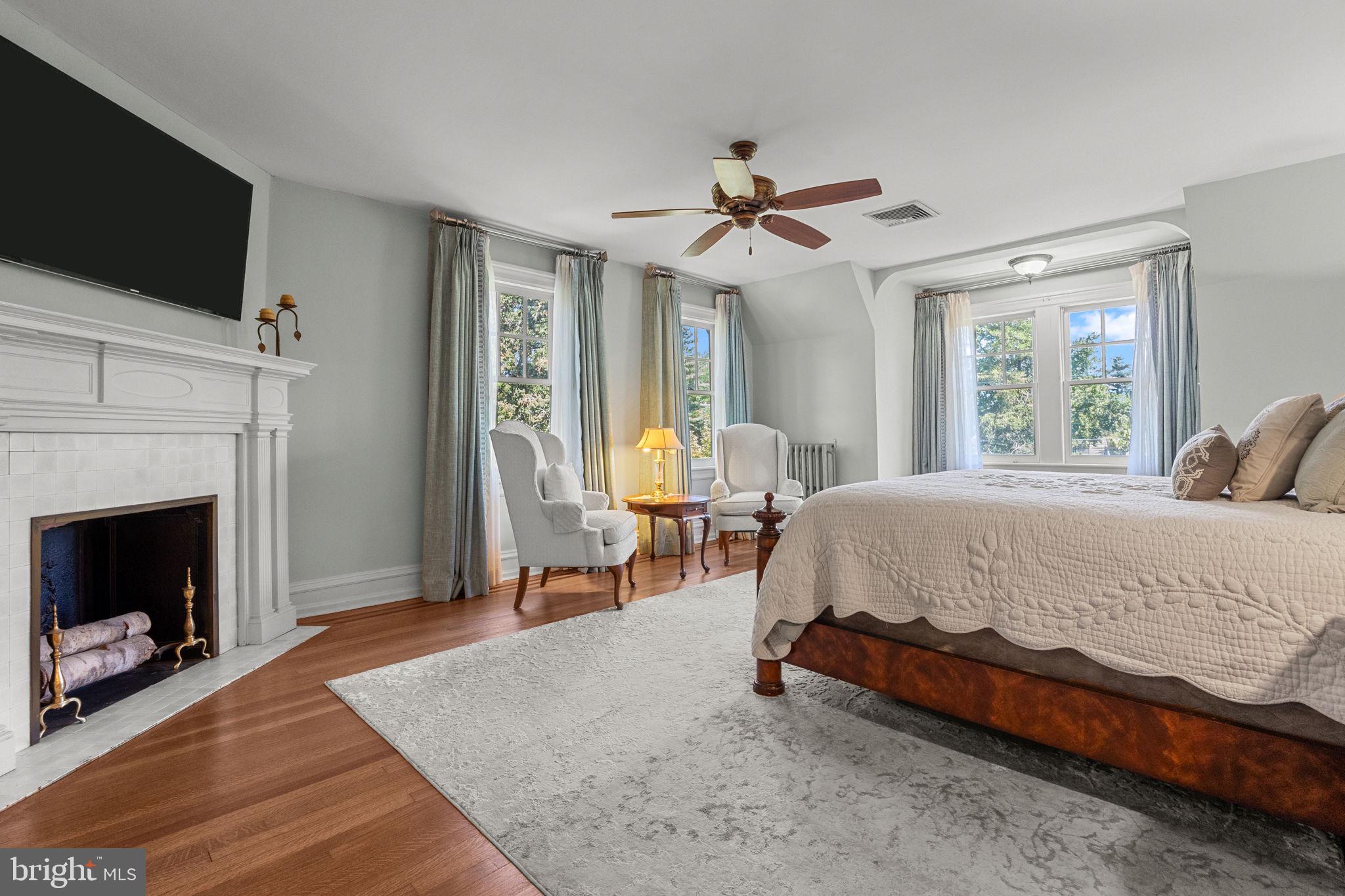 DELAVUE MANOR - Residential