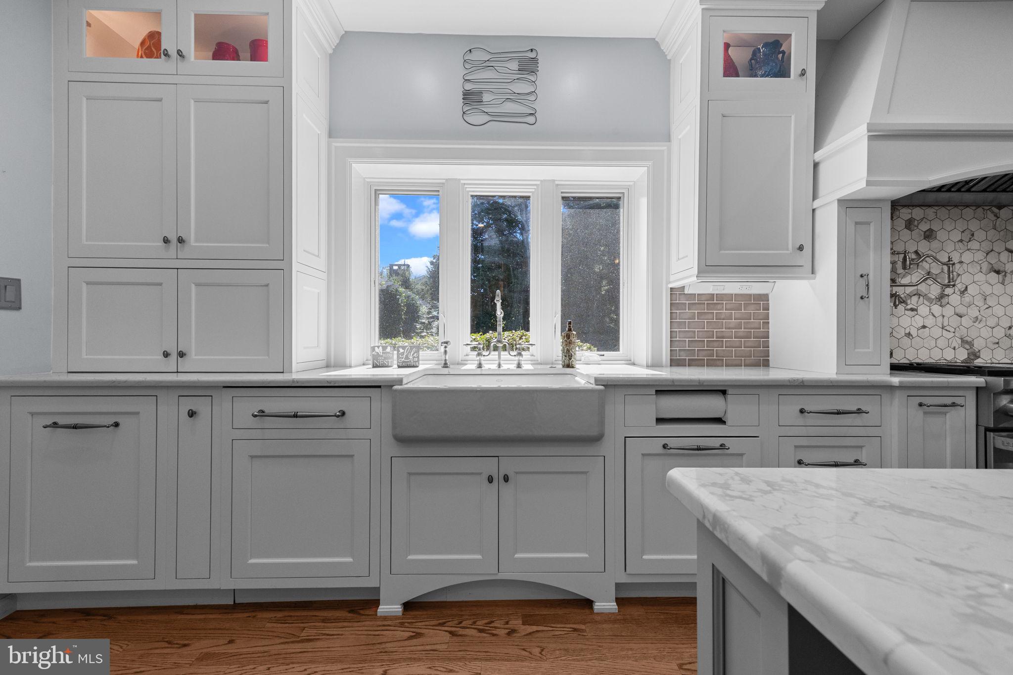 DELAVUE MANOR - Residential