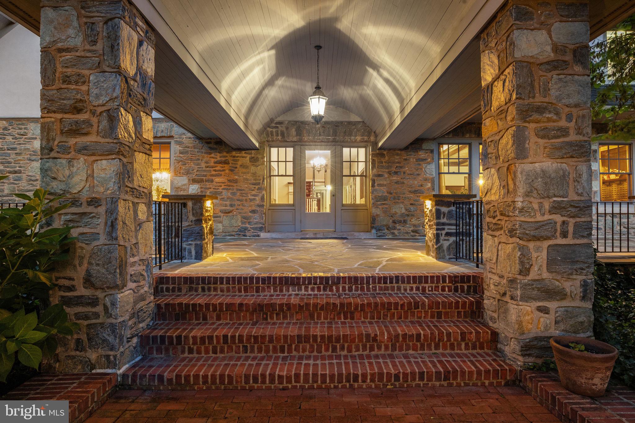 DELAVUE MANOR - Residential