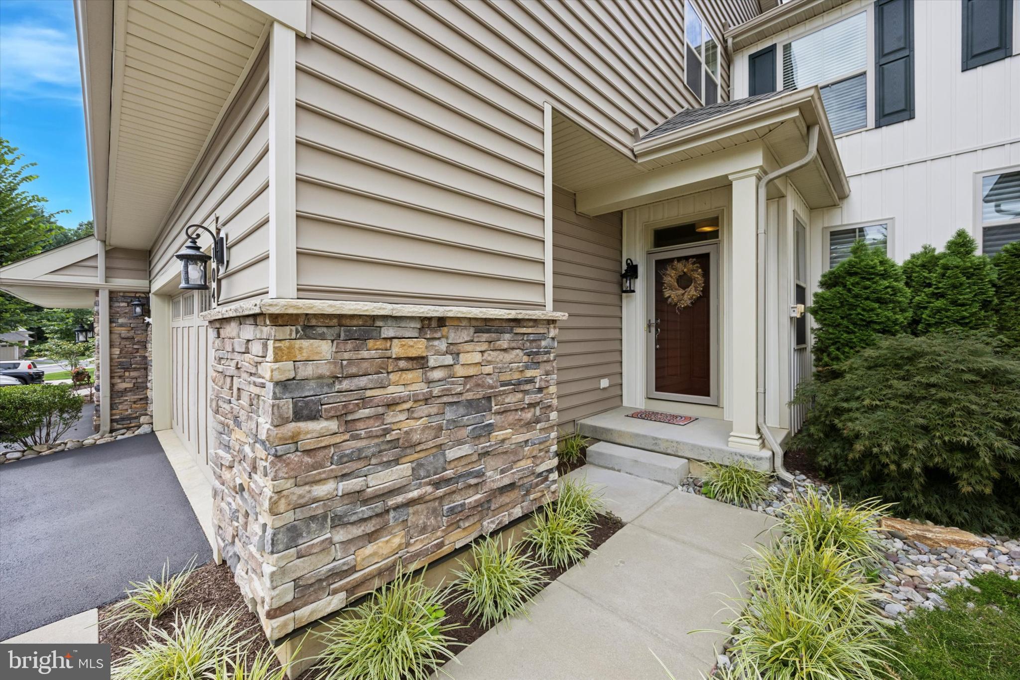 1047 JAMES WALTER WAY