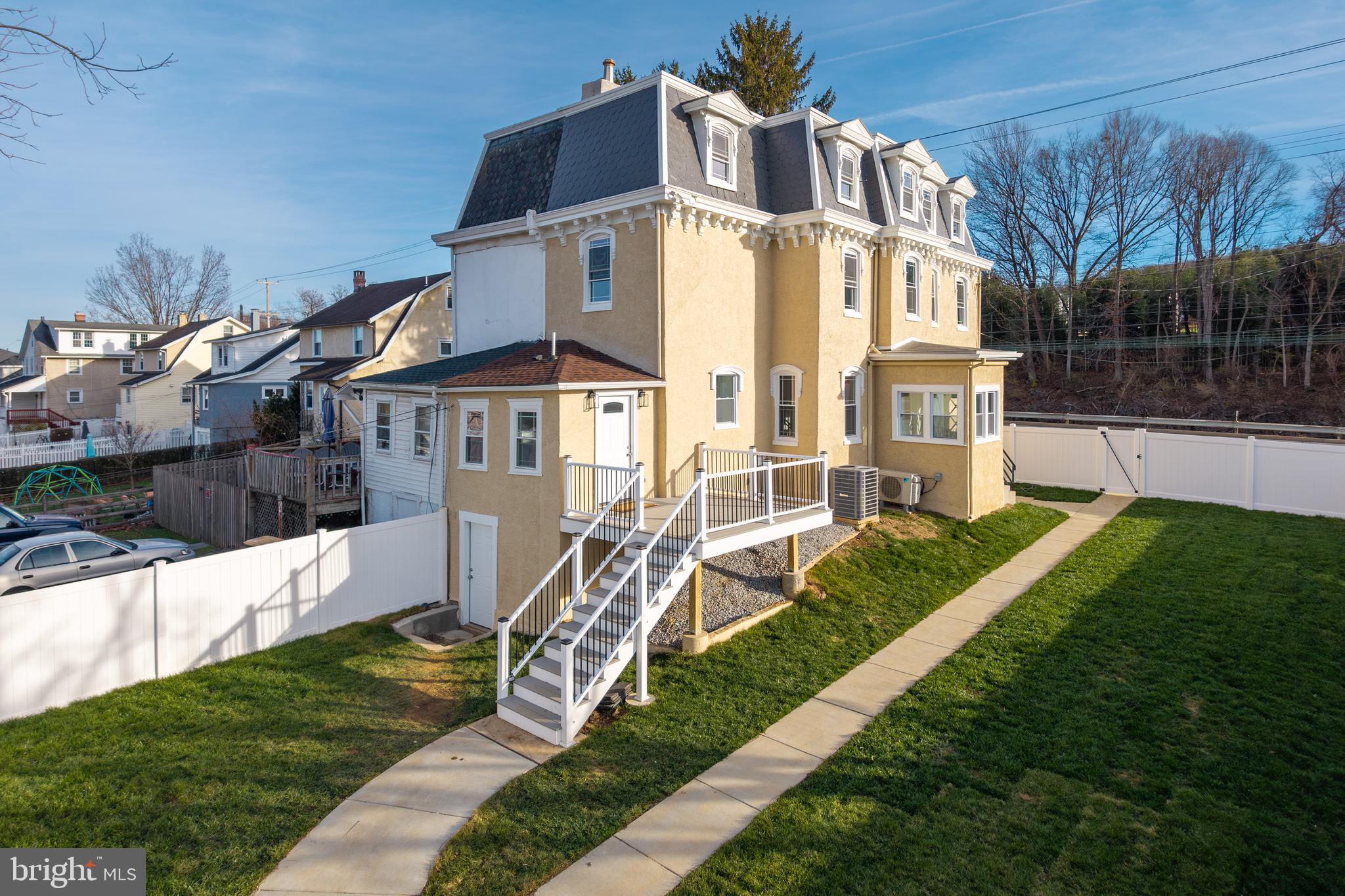 527 W LANCASTER AVENUE