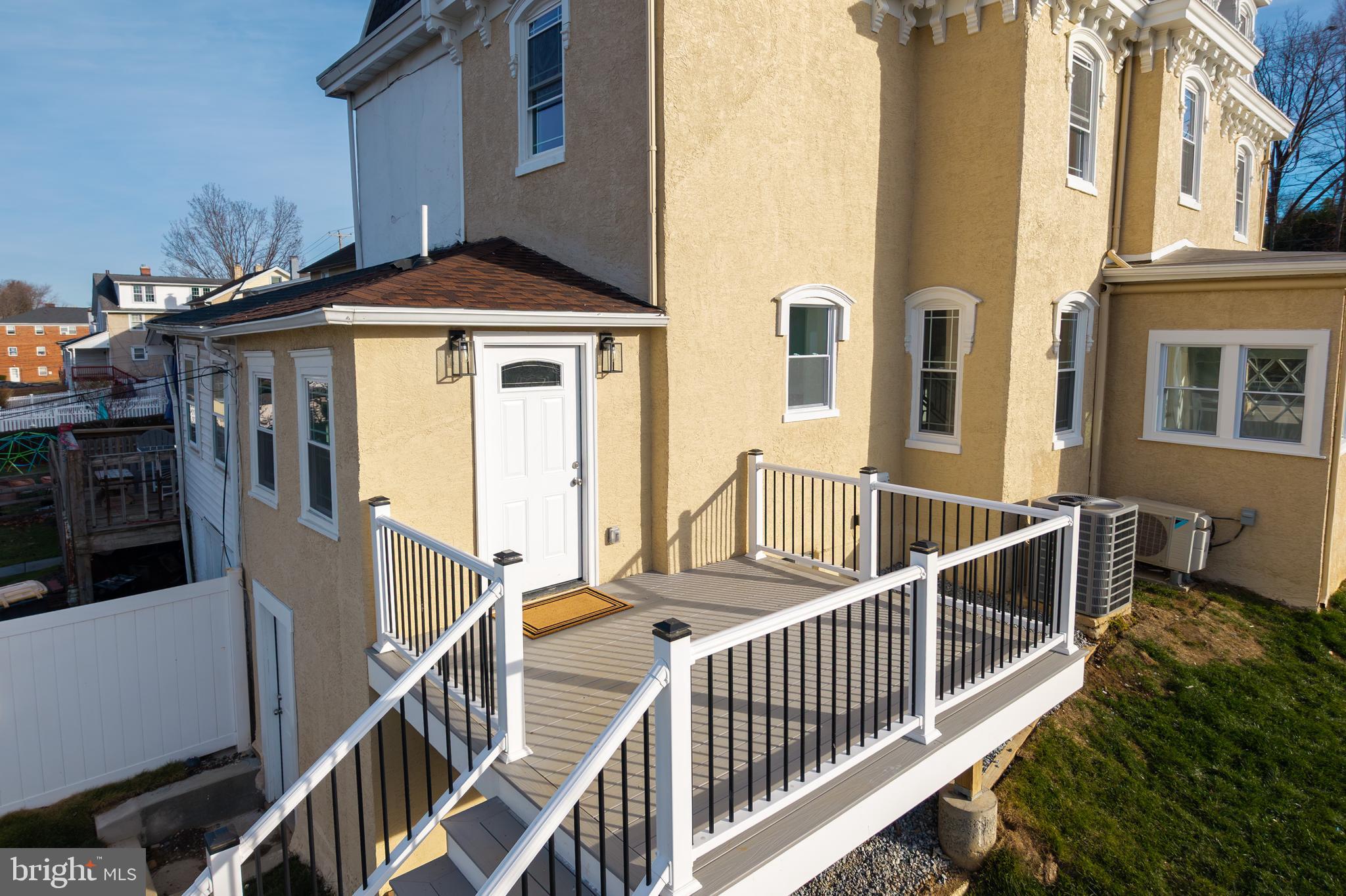 527 W LANCASTER AVENUE