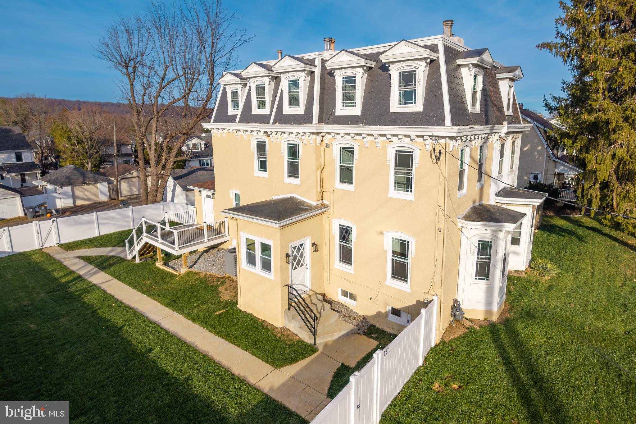 527 W LANCASTER AVENUE