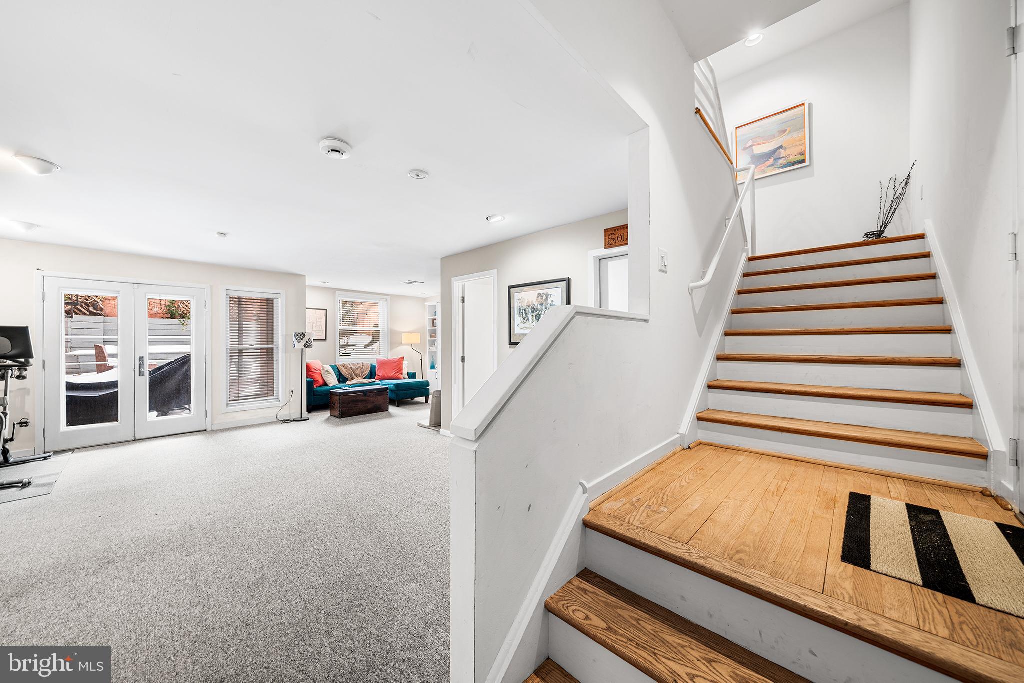 QUEEN VILLAGE - Residential