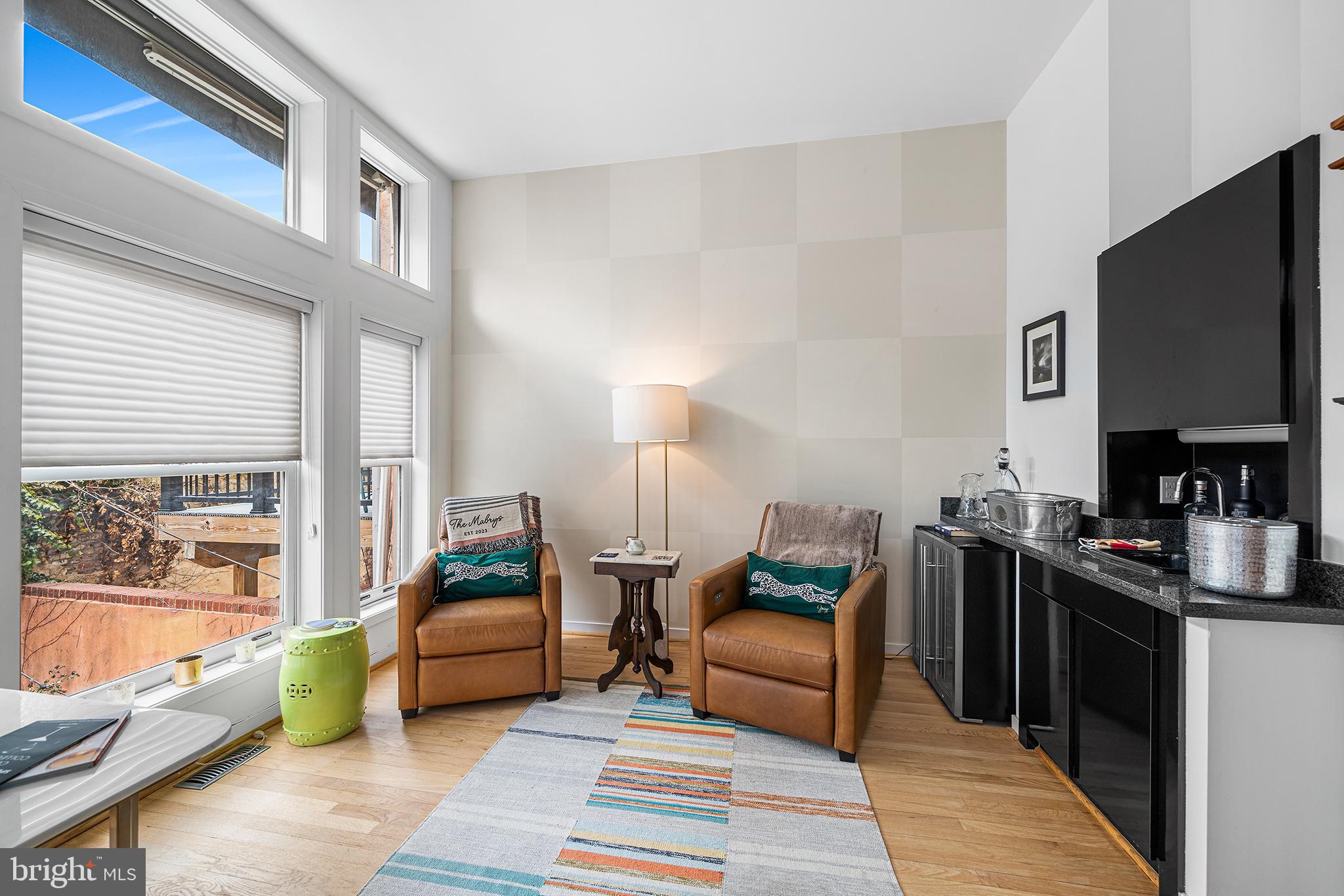 QUEEN VILLAGE - Residential
