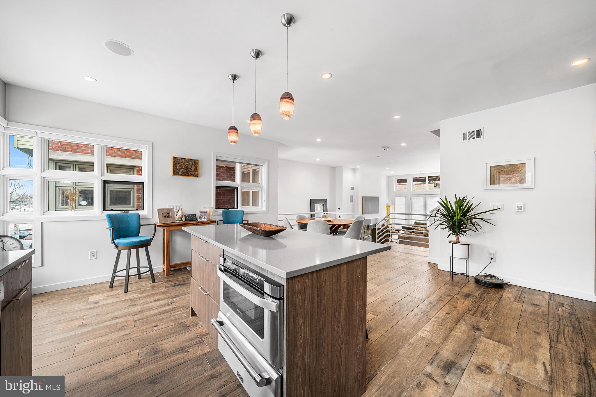 QUEEN VILLAGE - Residential