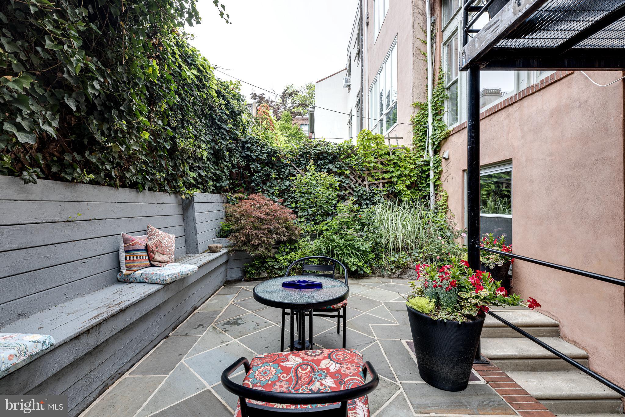 QUEEN VILLAGE - Residential