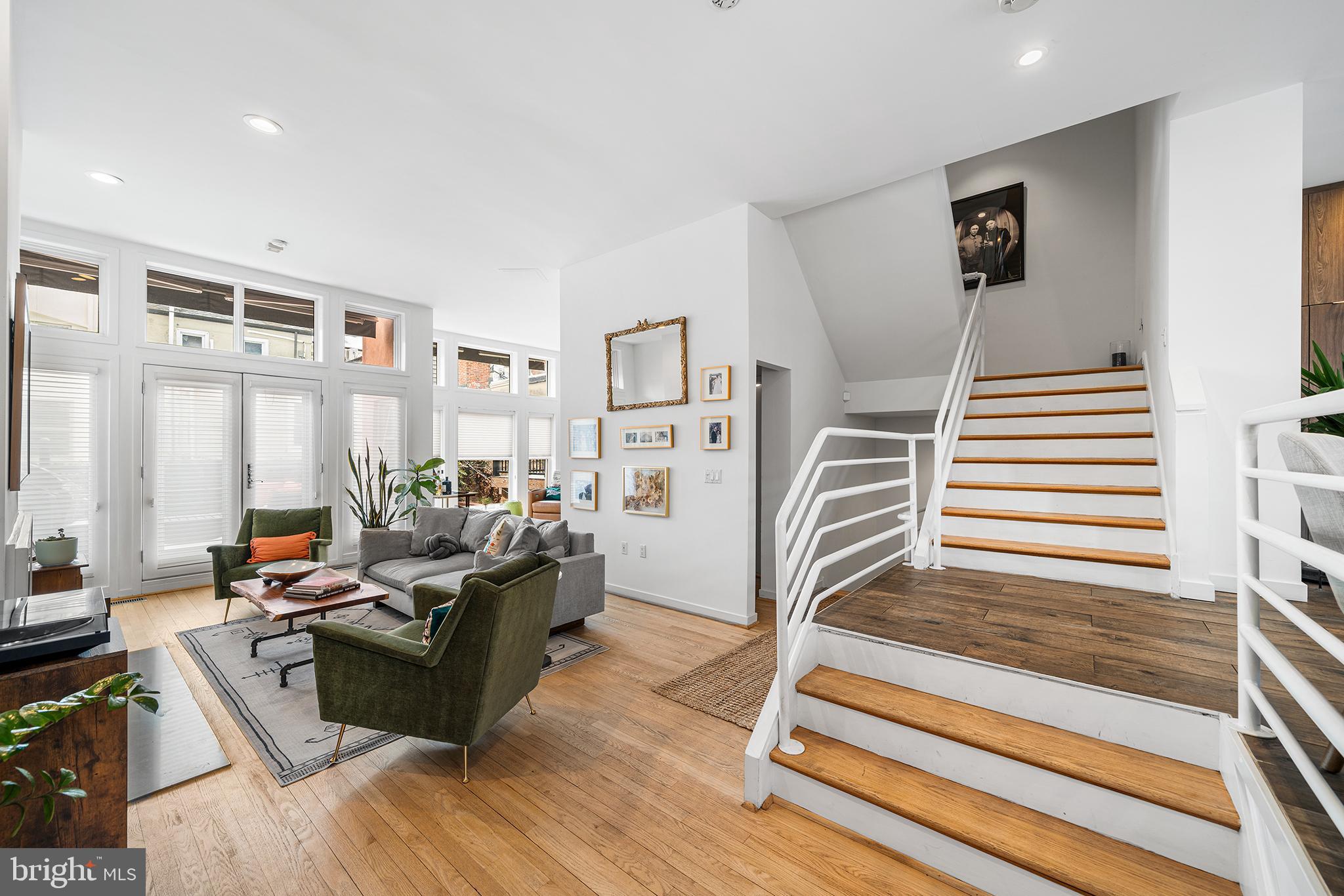 QUEEN VILLAGE - Residential