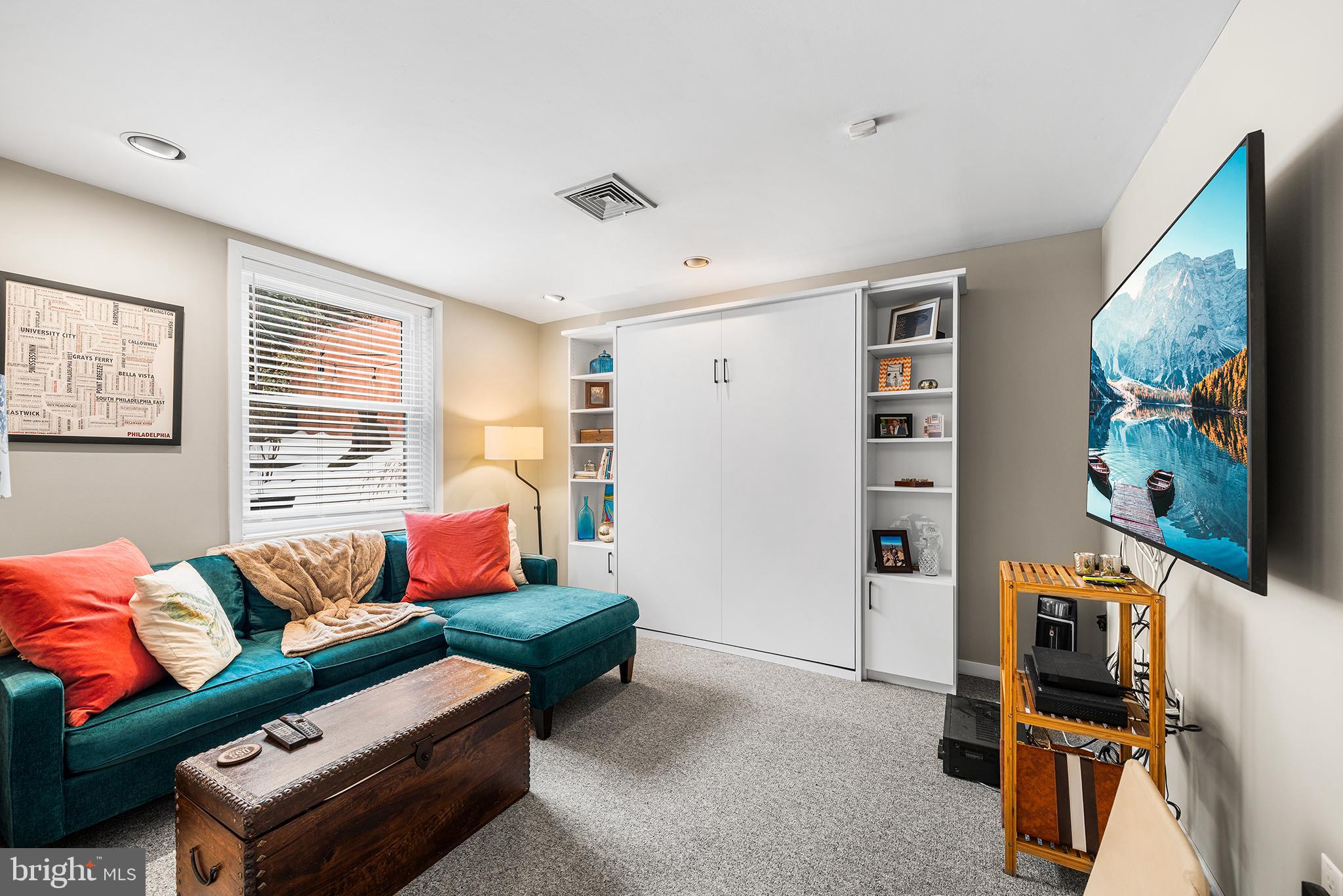 QUEEN VILLAGE - Residential