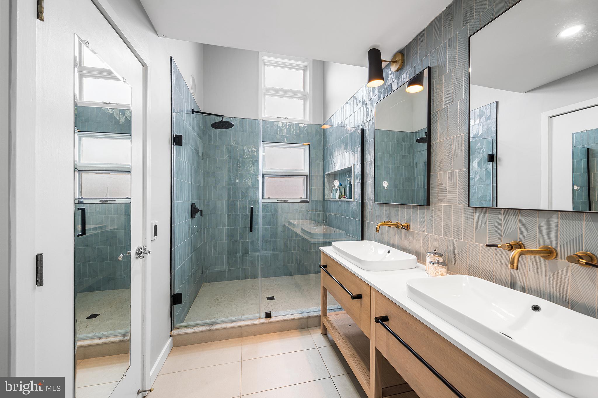 QUEEN VILLAGE - Residential