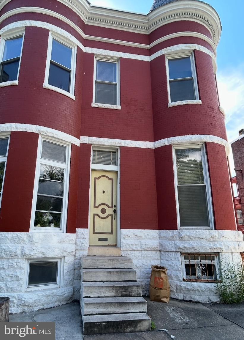 Take a look at this EOG rowhome! Baltimore design at it finest! Beautiful exterior and large floor plan gives many options for creative investor.