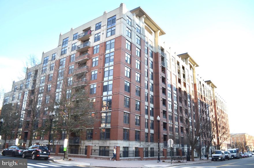 LOCATION! PENTHOUSE LEVEL 1BR/1BA IN SOUGHT AFTER CLARENDON 1021, LUXURY DEFINED, GRANITE COUNTER, HARDWOOD FLOOR, WASHER/ DRYER,  HIGH CEILING, ENJOY ALL THE AMAZING AMENITIES CONCIERGE 24 HRS, INDOOR PARKING GARAGE, ROOFTOP POOL , FITNESS CENTER, BUSINESS CENTER, OUTDOOR GRILL AND MUCH MORE, WALK TO METRO , MARKETS, GOURMET RESTAURANTS...A MUST SEE