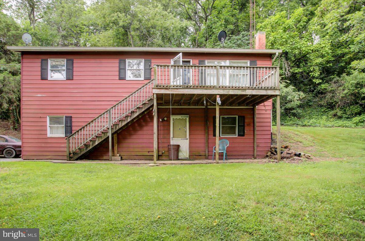 *Investor Alert ... or if your in search of a property on a private setting that overlooks the creek, and not afraid to do the work to bring this property back to life, this this one is it ! This property is an Estate and in need of major TLC, but with what the land has to offer it will be worth it. Being sold AS IS and priced to sell. Appraisal on file.