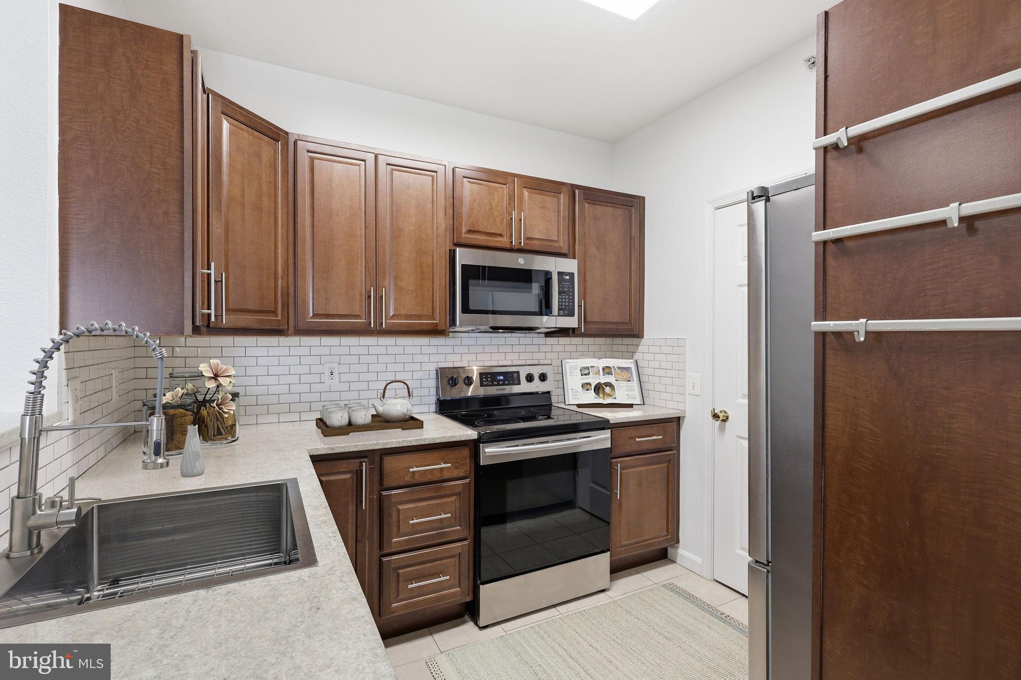 1570 SPRING GATE DRIVE 7408
