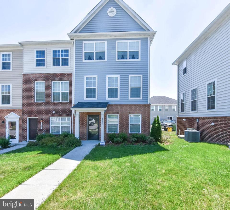 Rarely avaible end unit, 4 bedroom, all hardwook floor unit with 2 car garage.
