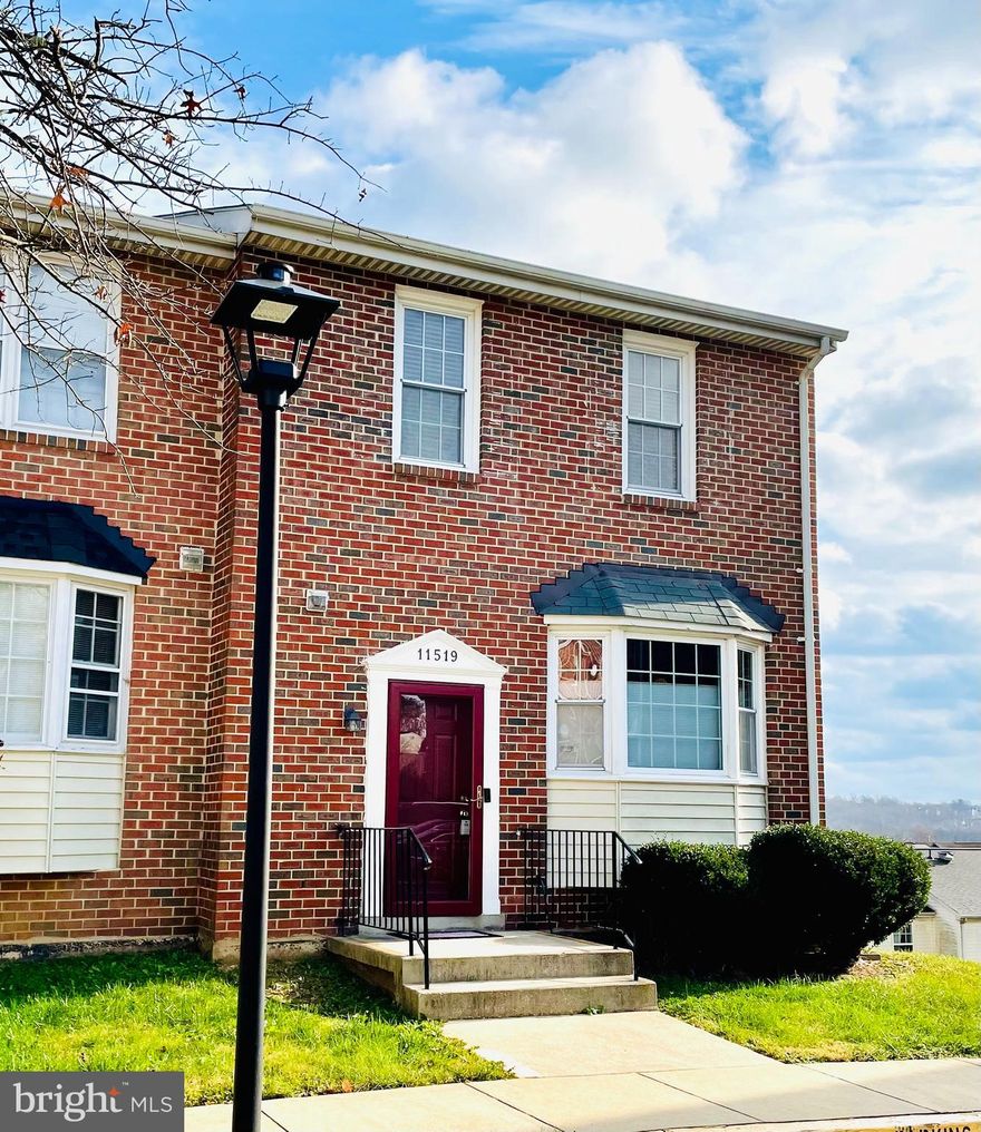 COME AND SEE THIS SPACIOUS 3BR END UNIT TOWNHOME IN AN ESTABLISHED NEIGHBORHOOD.  OPEN FLOOR PLAN  WITH LIVING AND DING COMBO. HARDWOOD FLOORS THROUGH OUT THE MAIN AND UPPER LEVELS, TILE ON THE LOWER LEVEL, EAT IN KITCHEN AND GRANITE COUNTER TOPS.  PANORAMIC VIEWS FROM THE DECK.