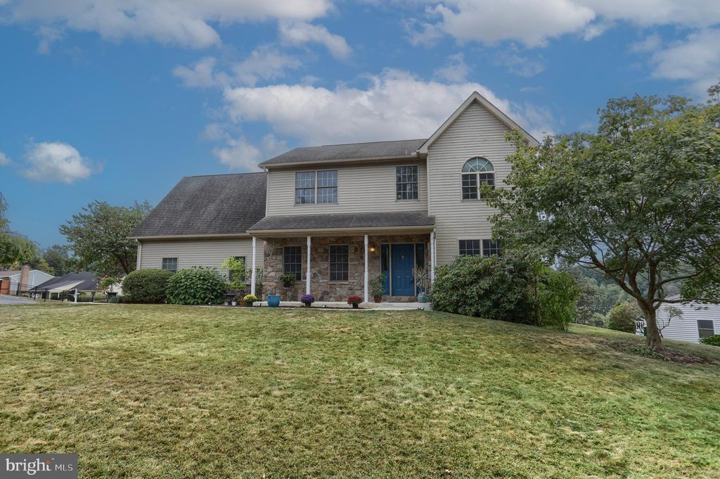 Photo of 954 Debra Drive, HUMMELSTOWN, PA 17036 (MLS # PADA2049398)