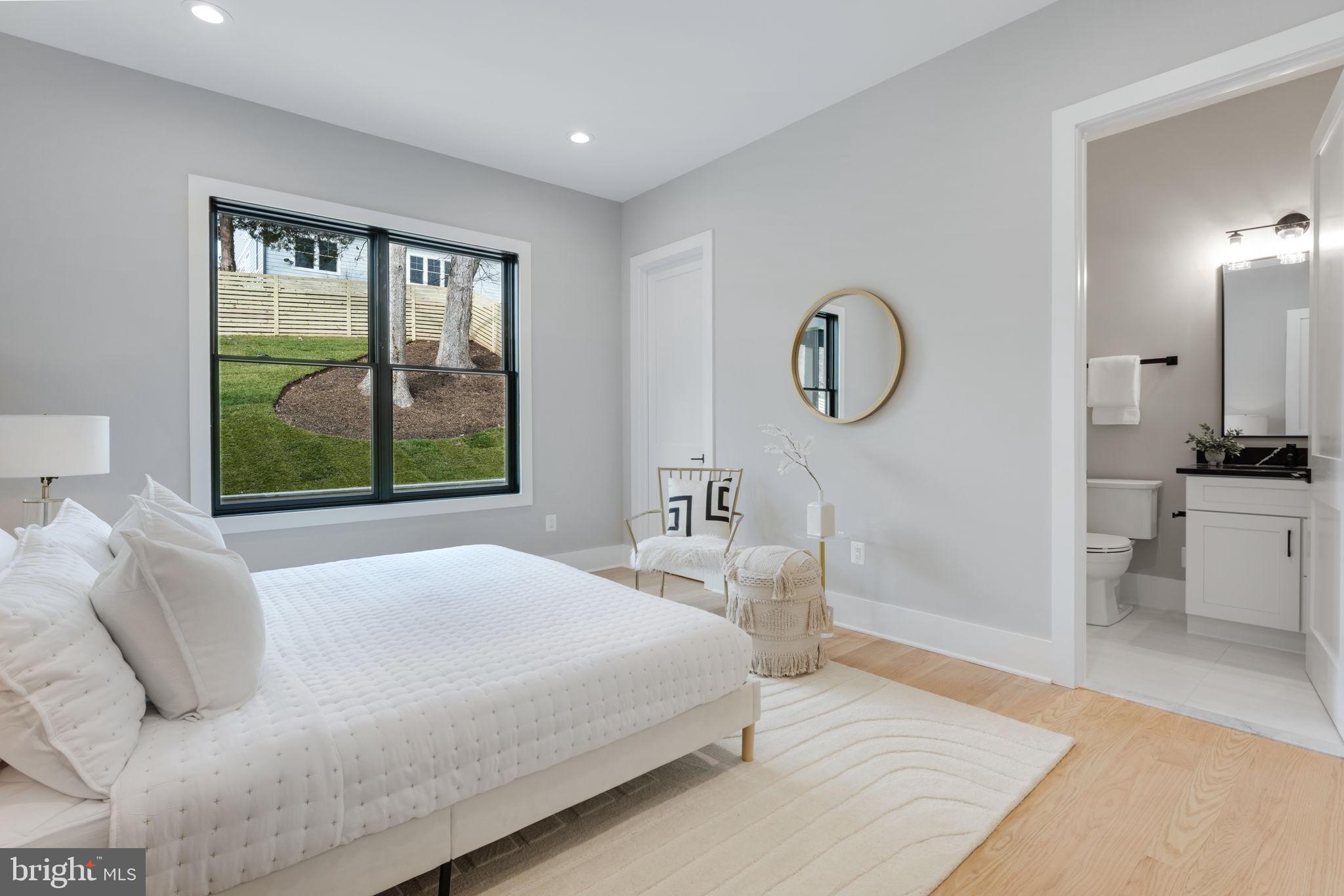 MCLEAN MANOR - Residential