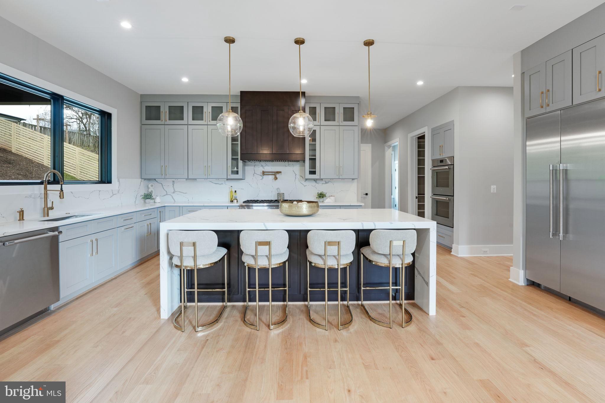 MCLEAN MANOR - Residential