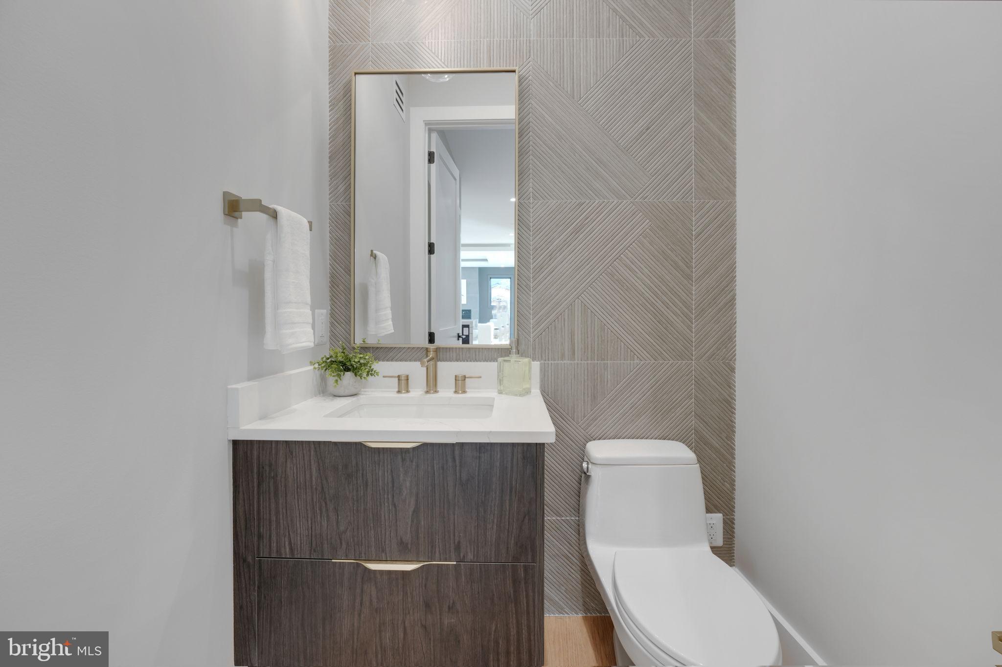 MCLEAN MANOR - Residential