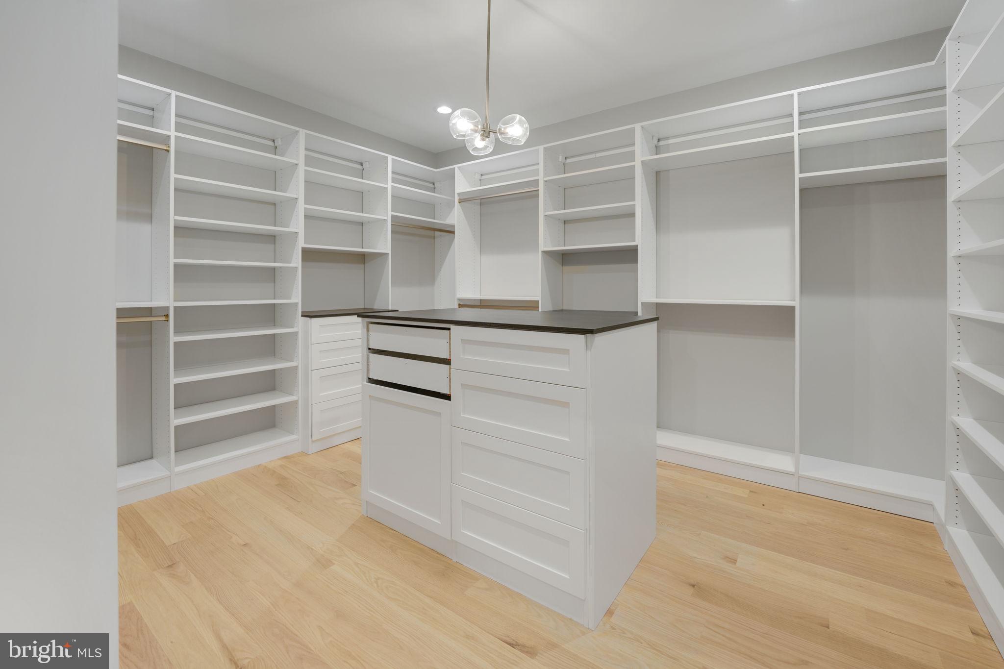 MCLEAN MANOR - Residential