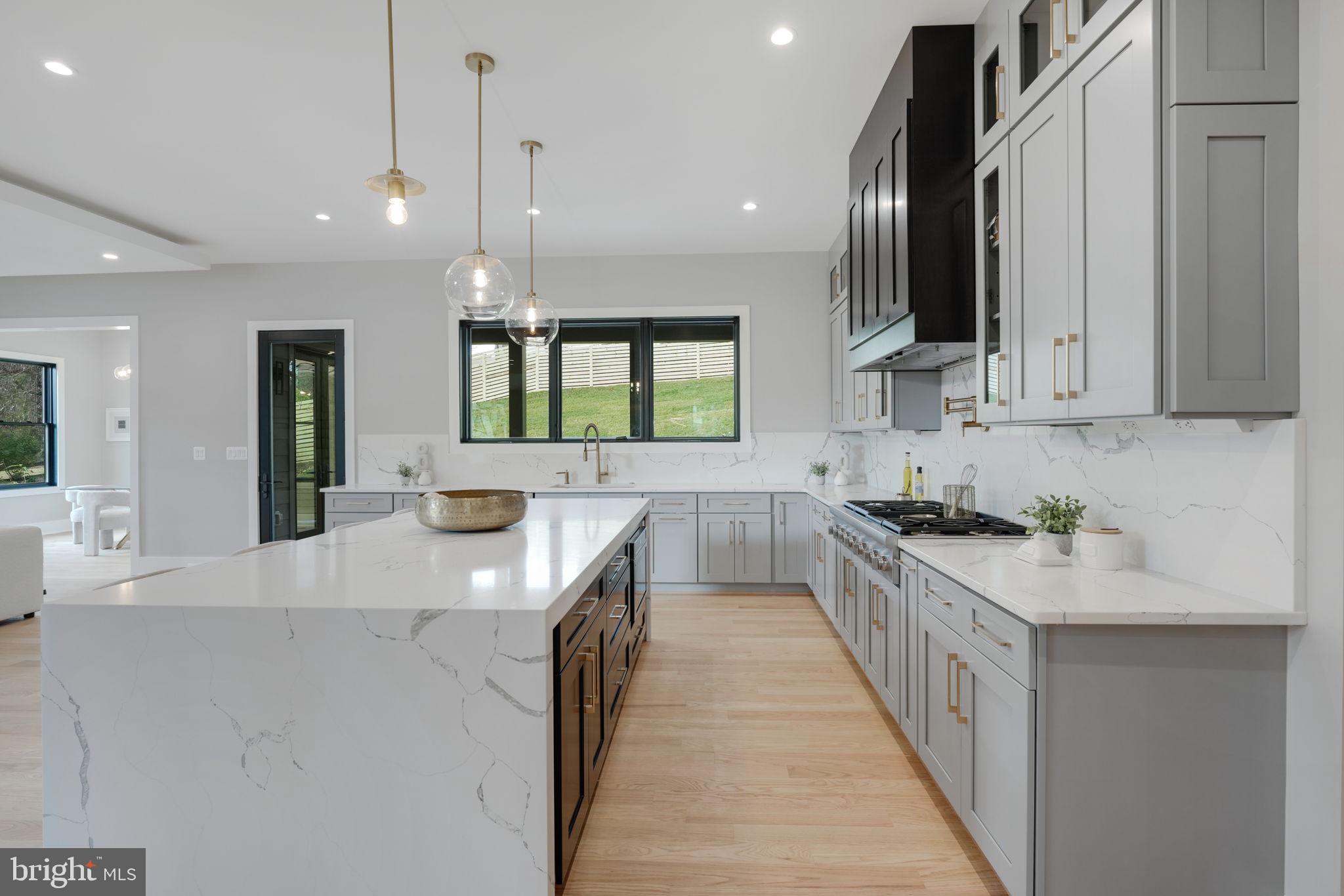 MCLEAN MANOR - Residential