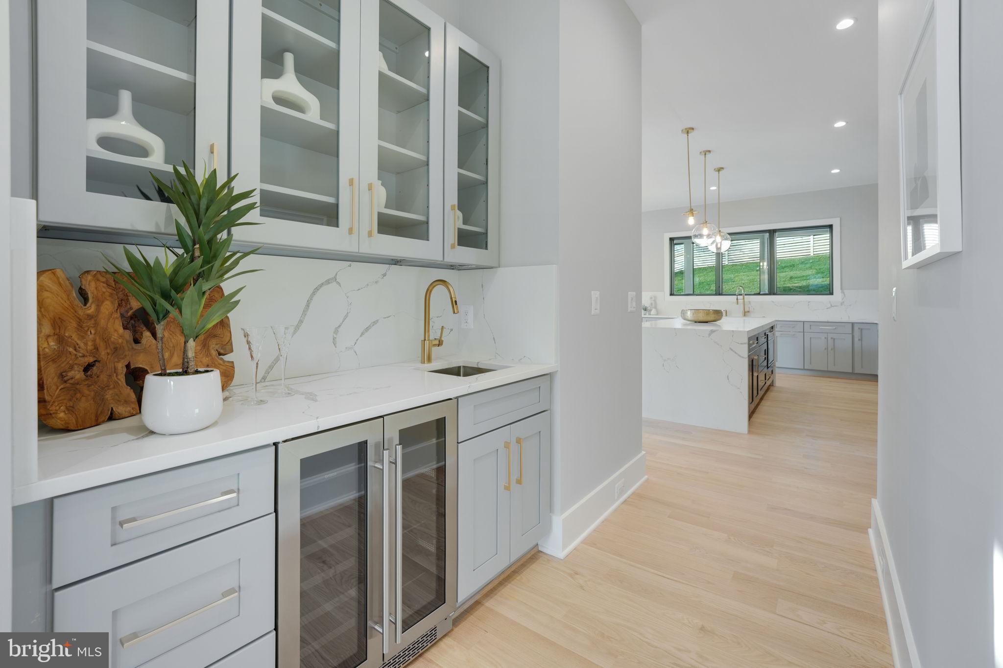 MCLEAN MANOR - Residential