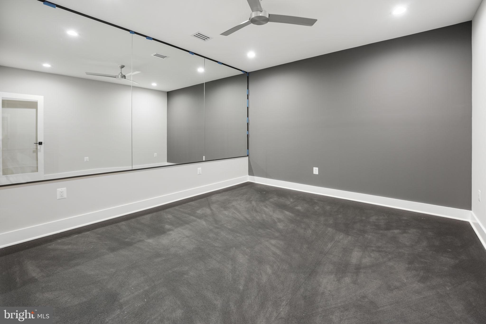 MCLEAN MANOR - Residential