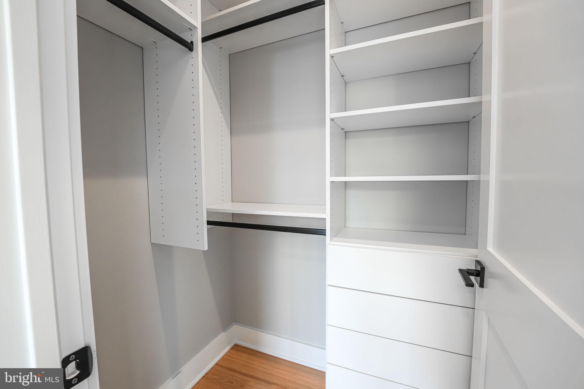 MCLEAN MANOR - Residential