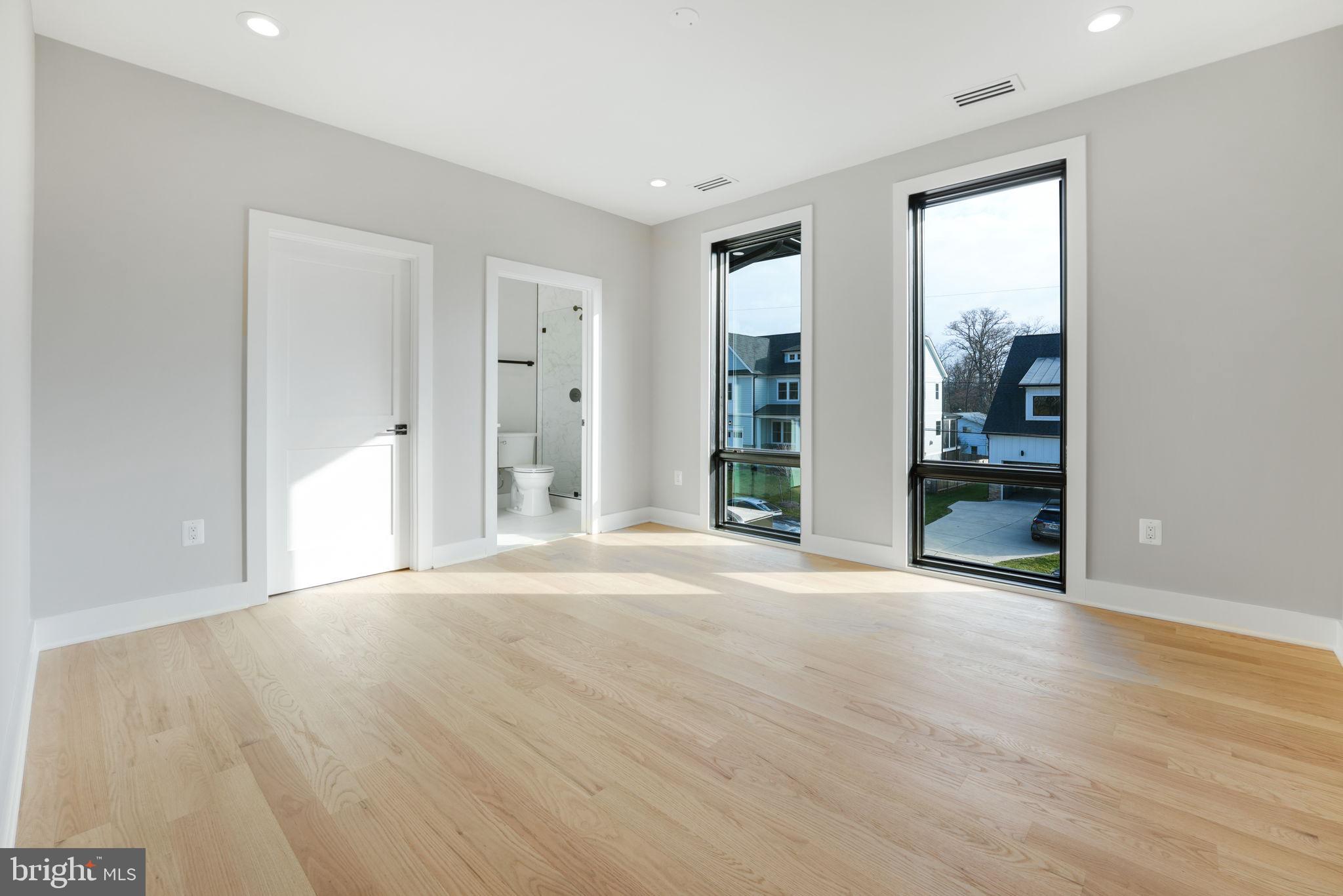 MCLEAN MANOR - Residential