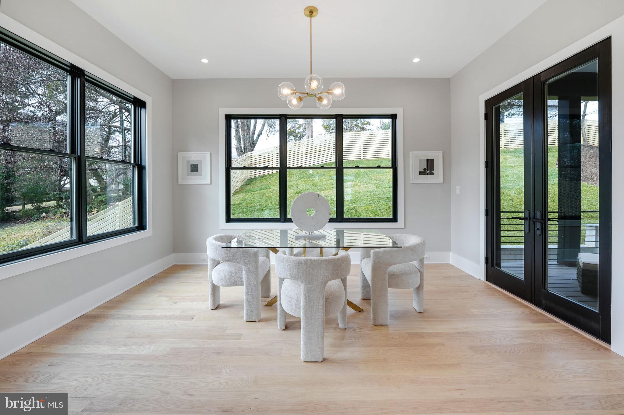 MCLEAN MANOR - Residential