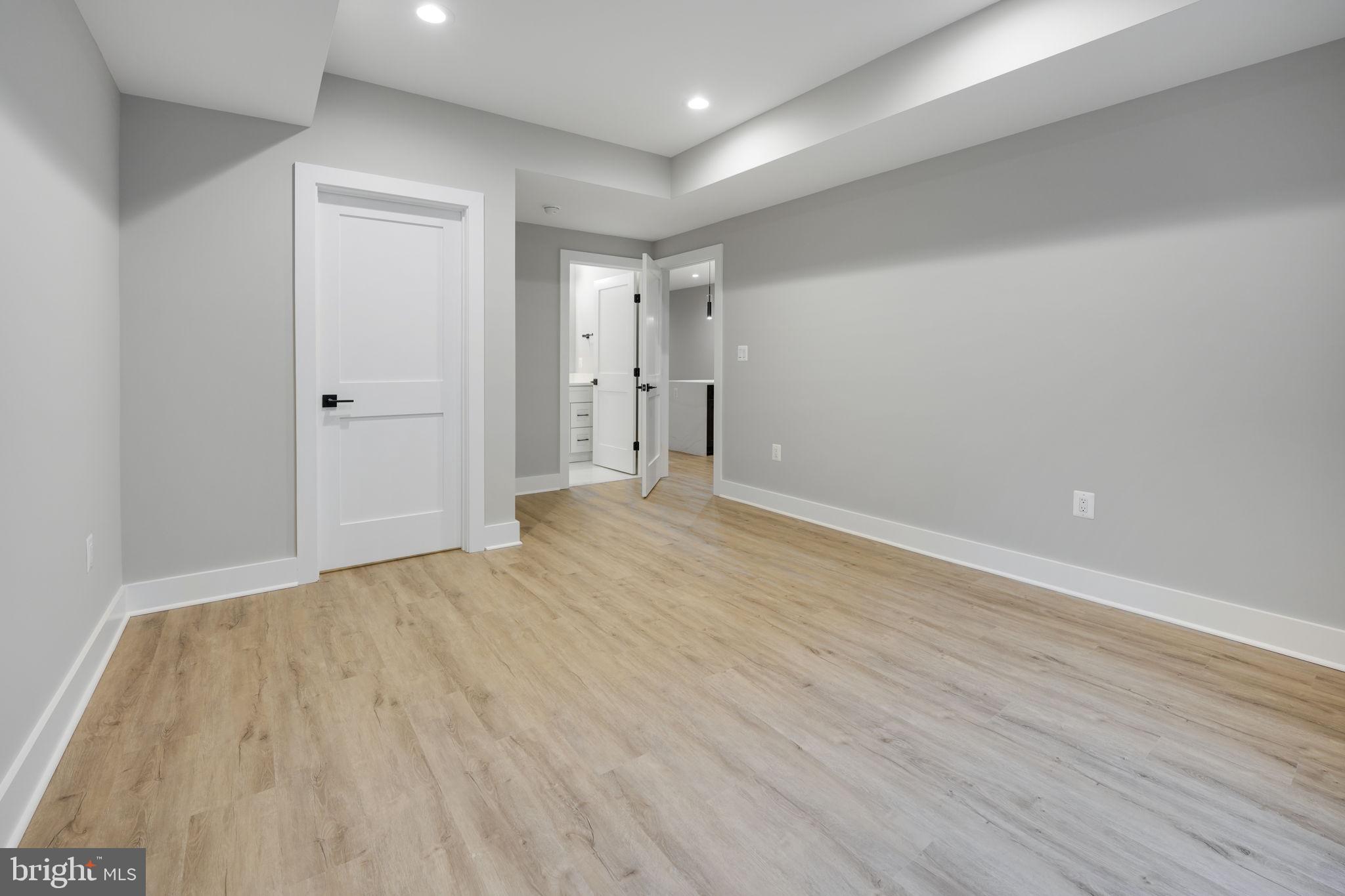 MCLEAN MANOR - Residential