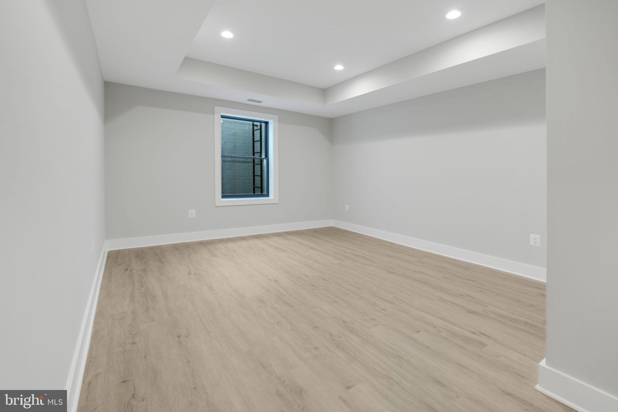 MCLEAN MANOR - Residential