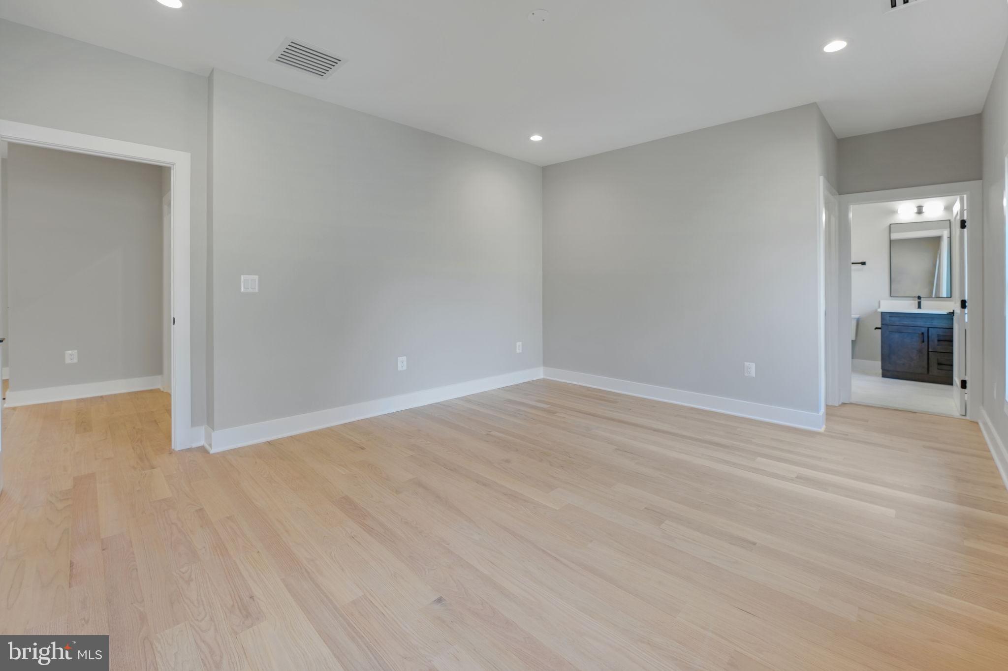 MCLEAN MANOR - Residential