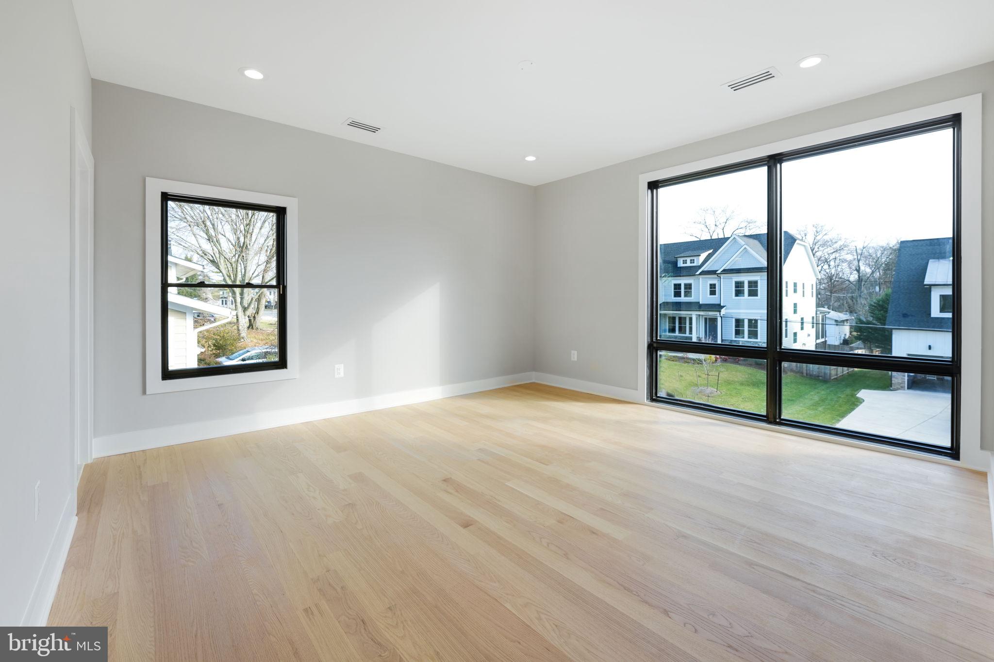 MCLEAN MANOR - Residential