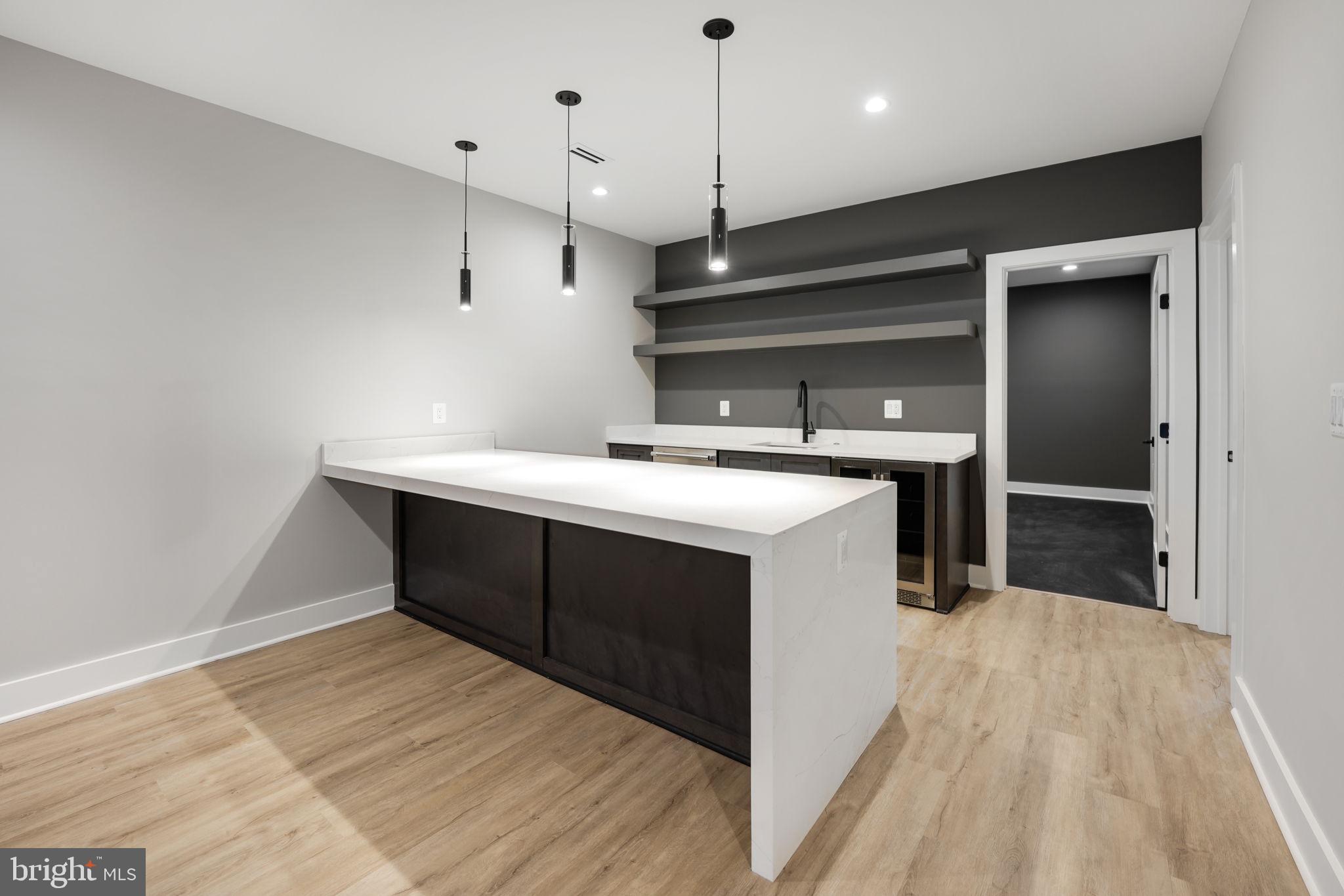 MCLEAN MANOR - Residential