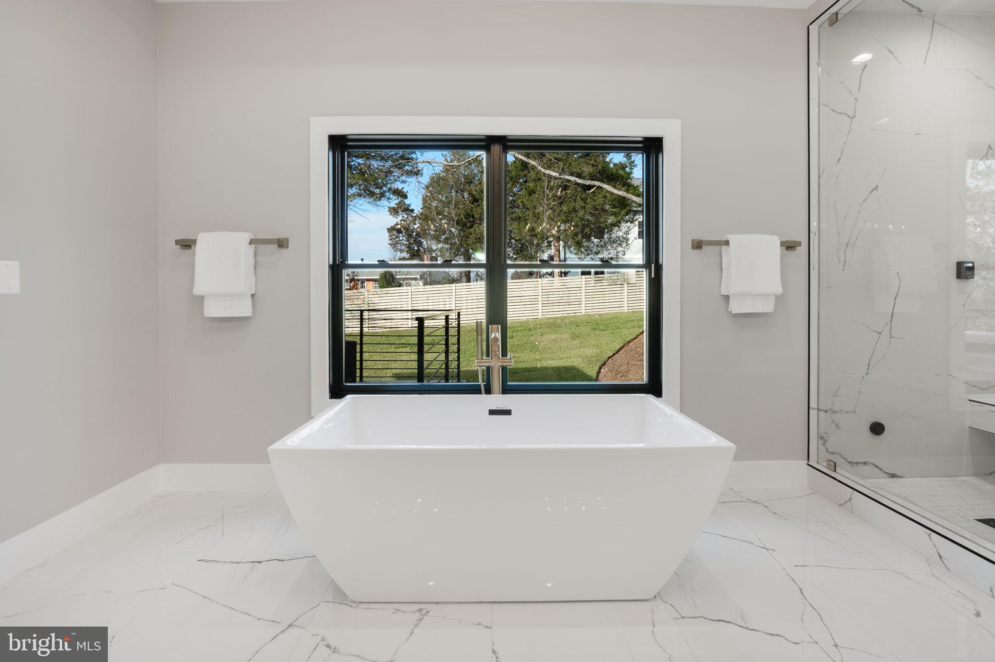 MCLEAN MANOR - Residential