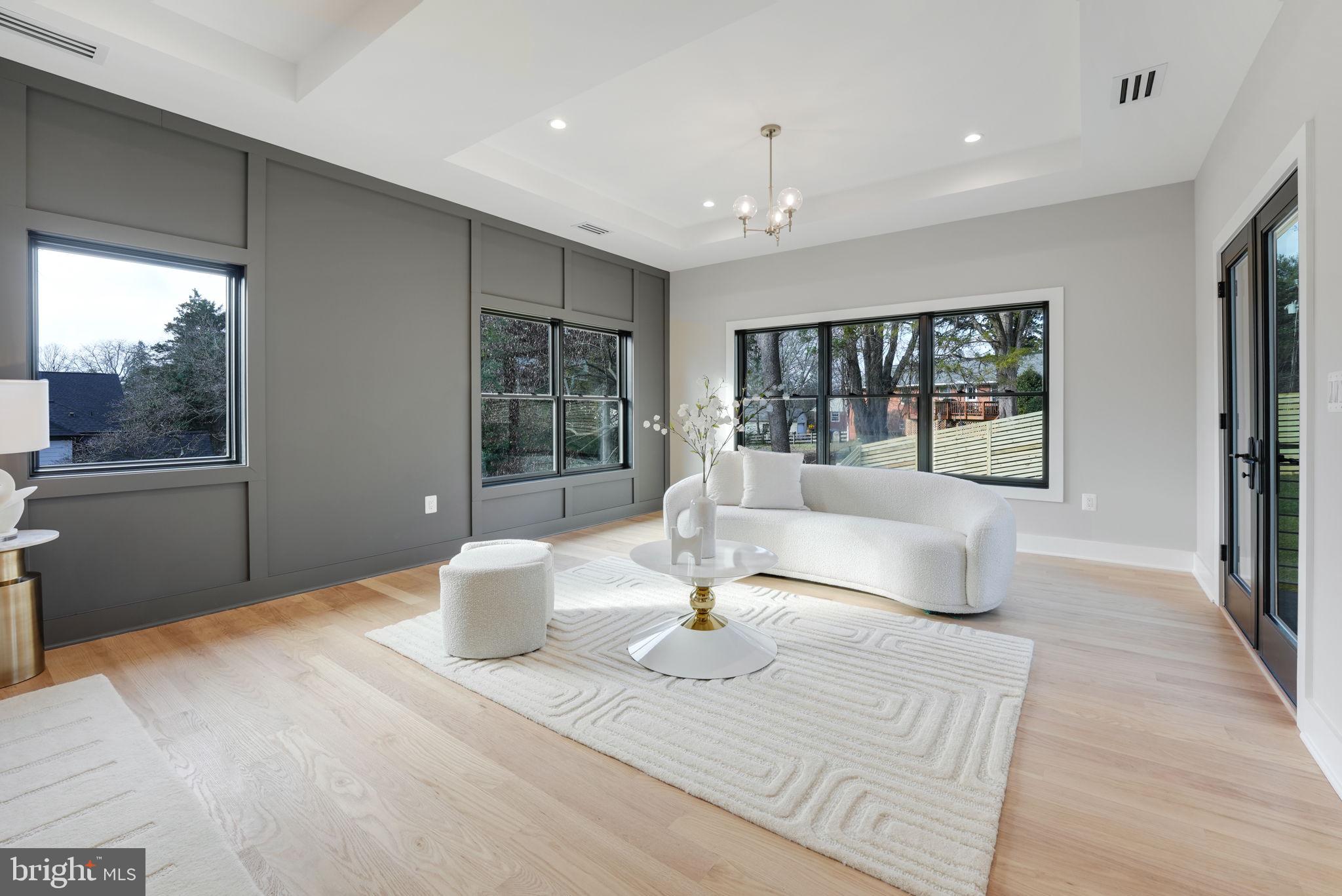 MCLEAN MANOR - Residential