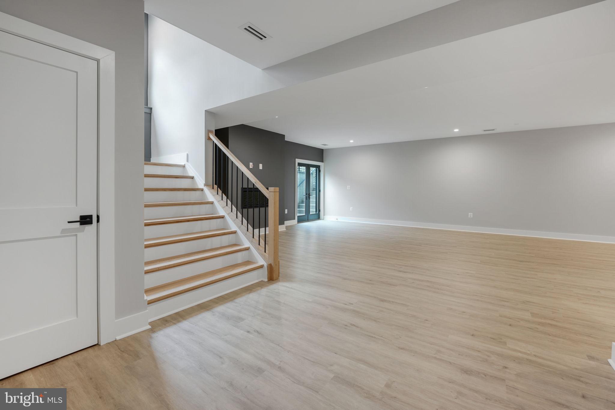 MCLEAN MANOR - Residential