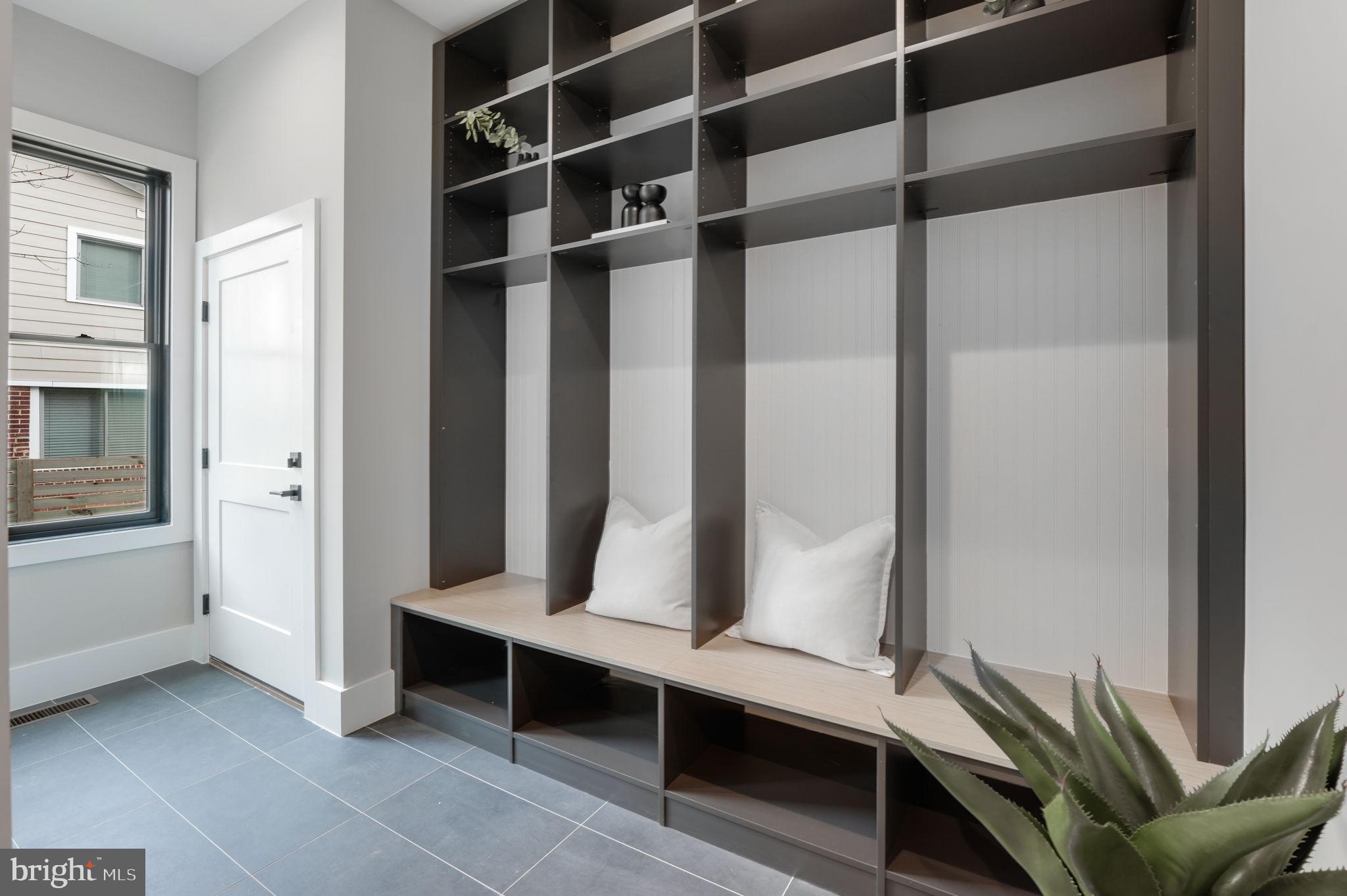 MCLEAN MANOR - Residential